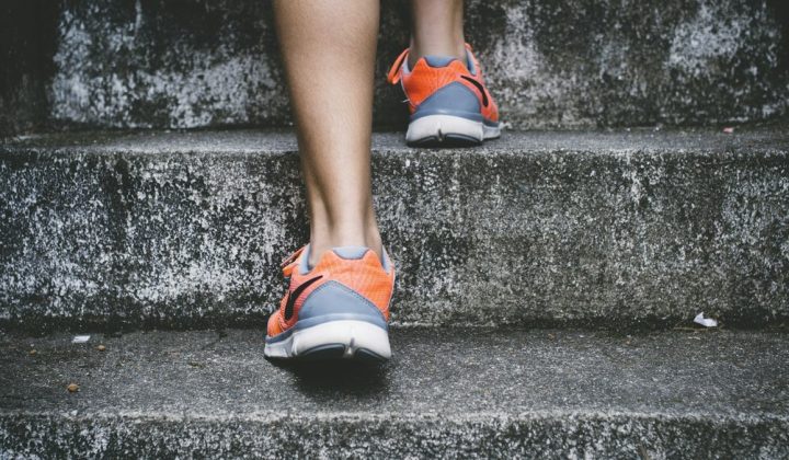 Courir par forte chaleur : allure, hydratation et signaux à respecter