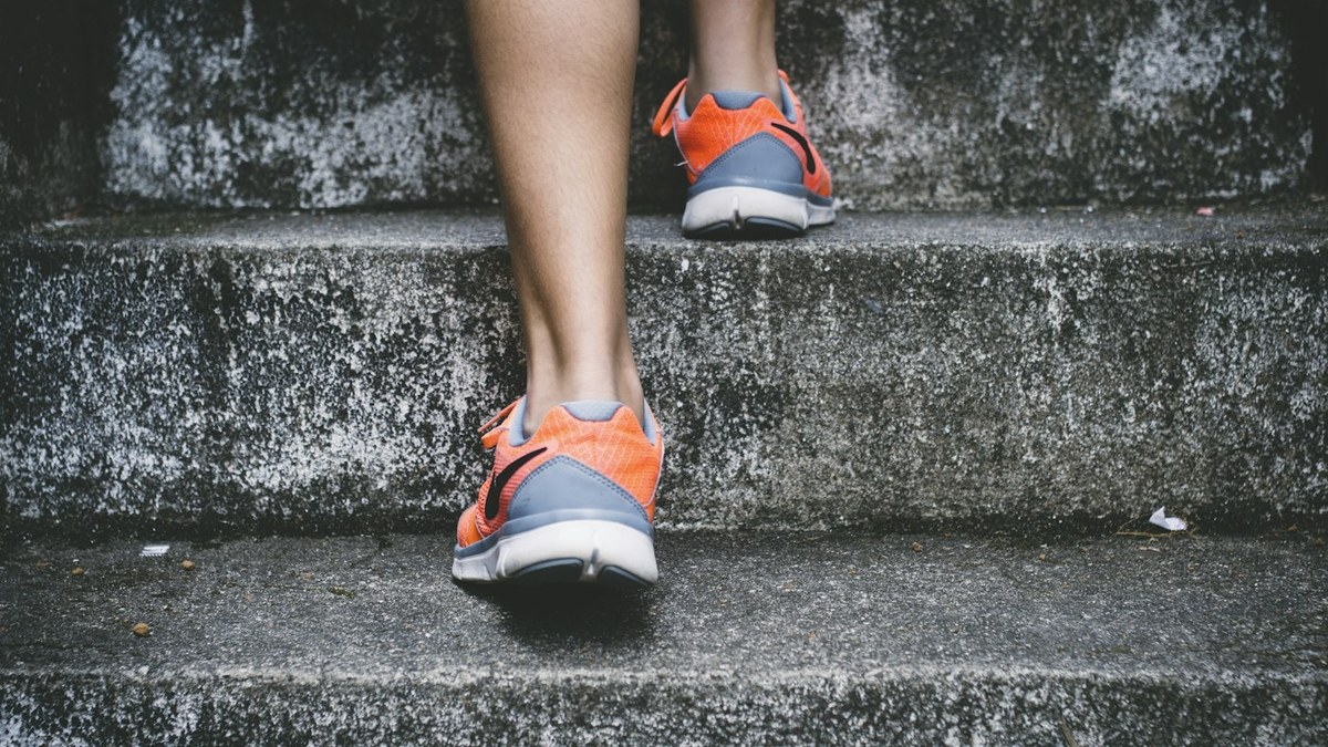 Courir par forte chaleur : allure, hydratation et signaux à respecter