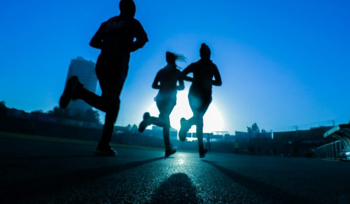 Porte-dossard running : épingles, aimants ou ceinture sans abîmer le maillot