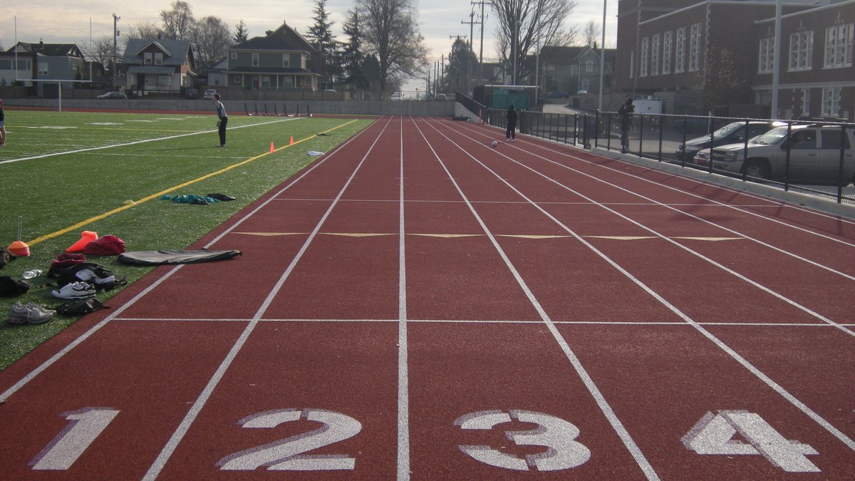 Préparer un 3000 m sur piste : allure, séances clés et stratégie de course