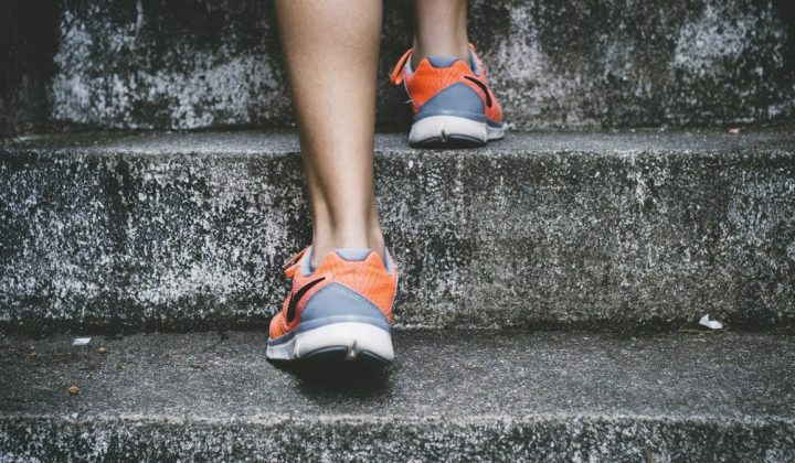 Point de côté en course à pied : respiration, rythme et gestes pour repartir