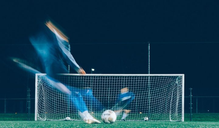 Préparer un 100 m sur piste : départ, accélération et vitesse sans se désorganiser